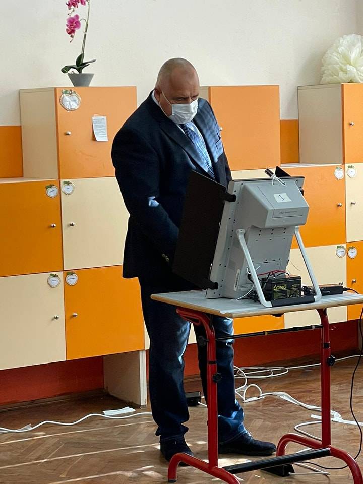 Лидерът на ГЕРБ гласува на втори тур на президентските избори